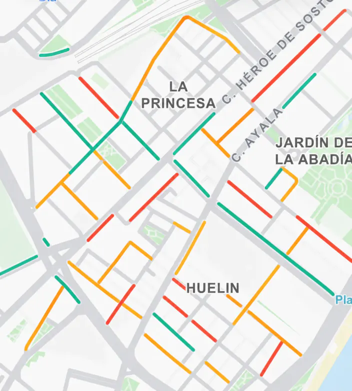 Un callejero con cada calle coloreada según la probabilidad de encontrar sitio: verde alta, naranja media, roja baja.
